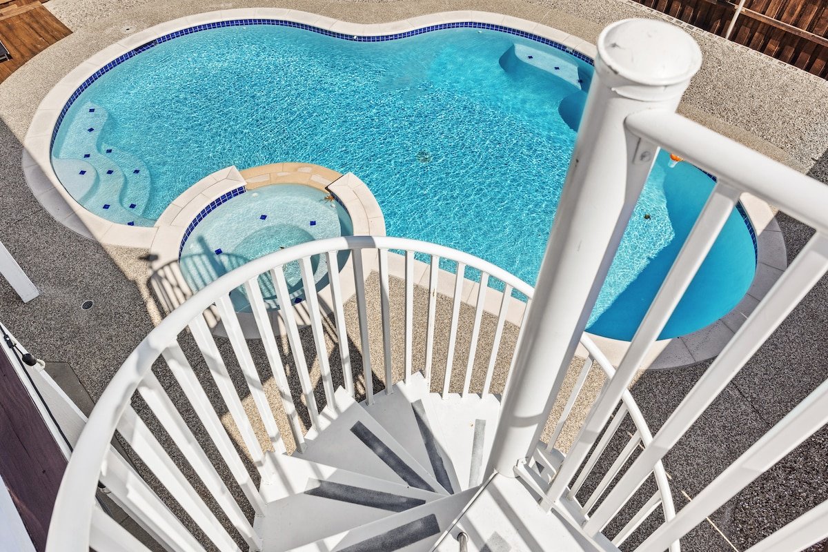 Fabulous Deal! Mega Sized Lake View House gallery image 3