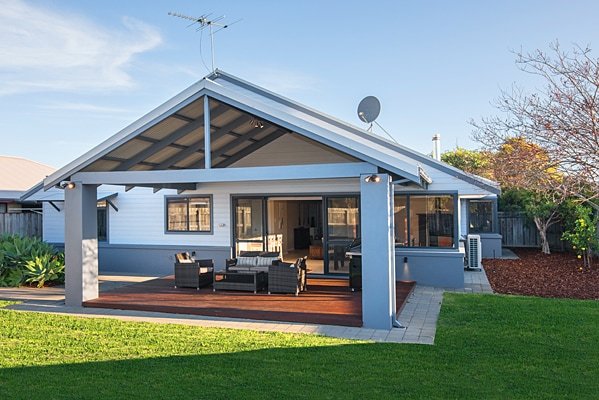 Light & Bright Large Family Home – beachside gallery image 2