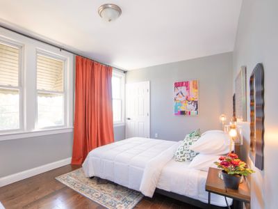 Spacious retreat w/ 2 kitchens & games