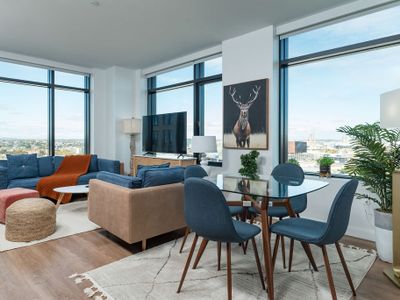 City Skyline w King Bed, Pool Gym Wi-Fi & Parking