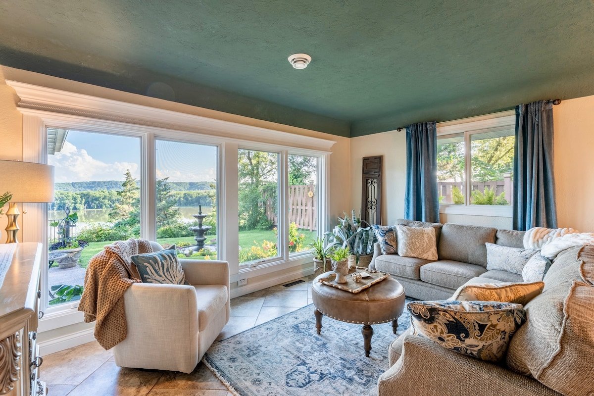 Castle Vue Villa & Outdoor Oasis (River Views) gallery image 5