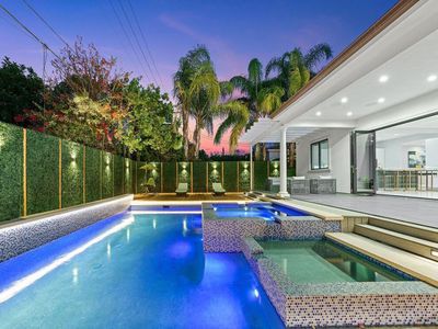 Amazing Lux Mansion Near Universal Studios w/ pool