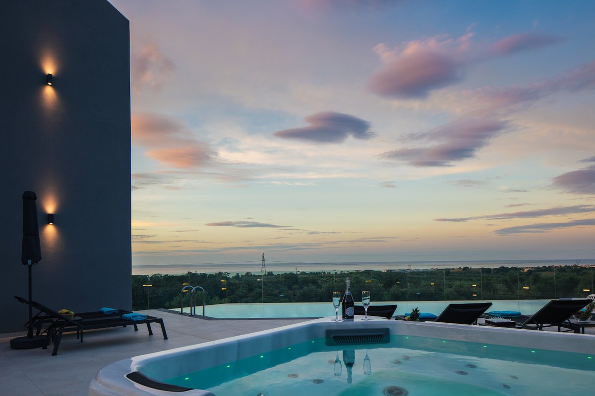 Sea views, hot tub, private pool & modern design!
