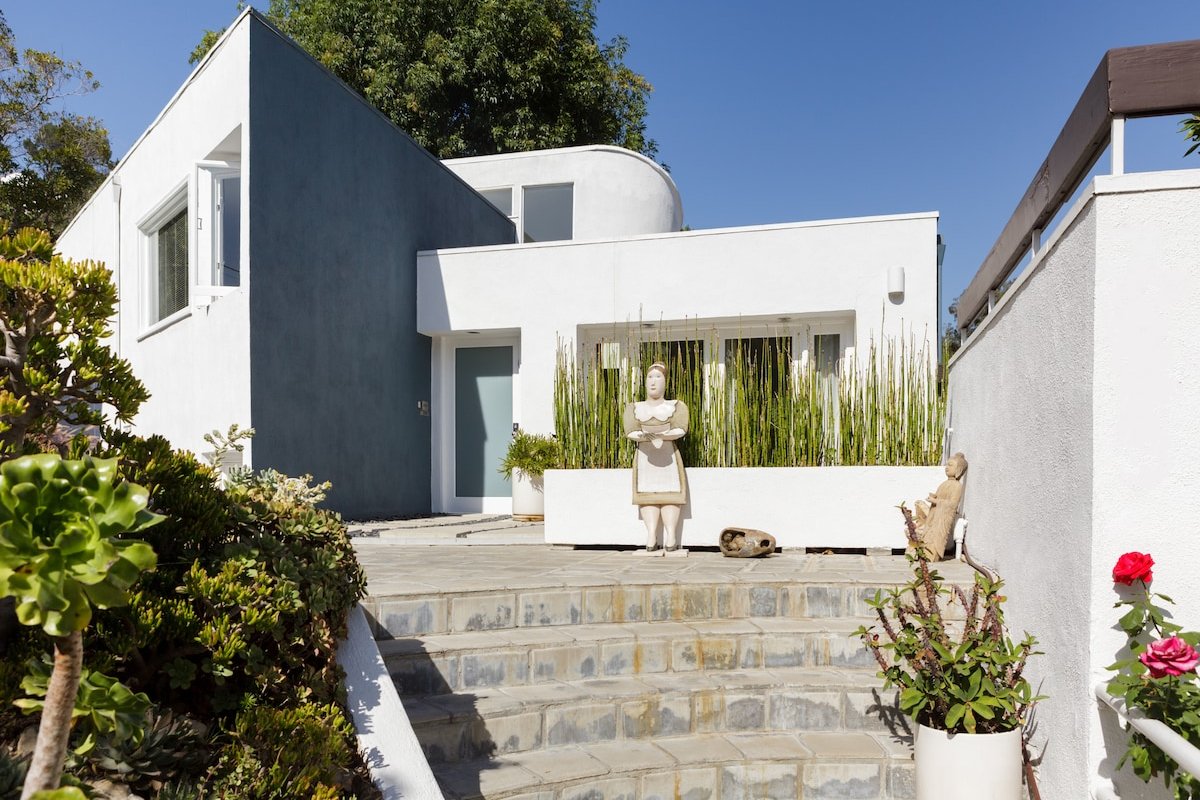 Serenity in an Architectural Masterpiece with Walls of Glass gallery image 3