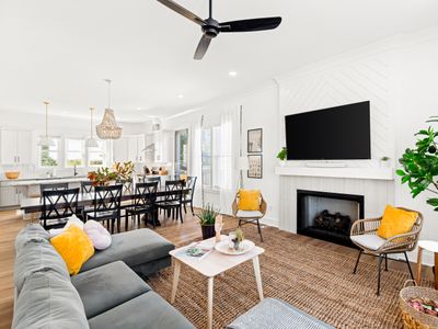 Skyline Rooftop, Hot Tub, Games, Have Fun-Do Good!