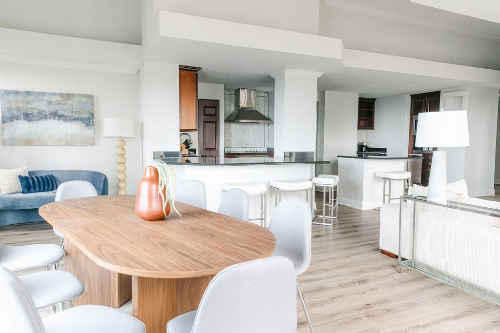 Luxury Designer Penthouse South | Pool | Gold Coas gallery image 3