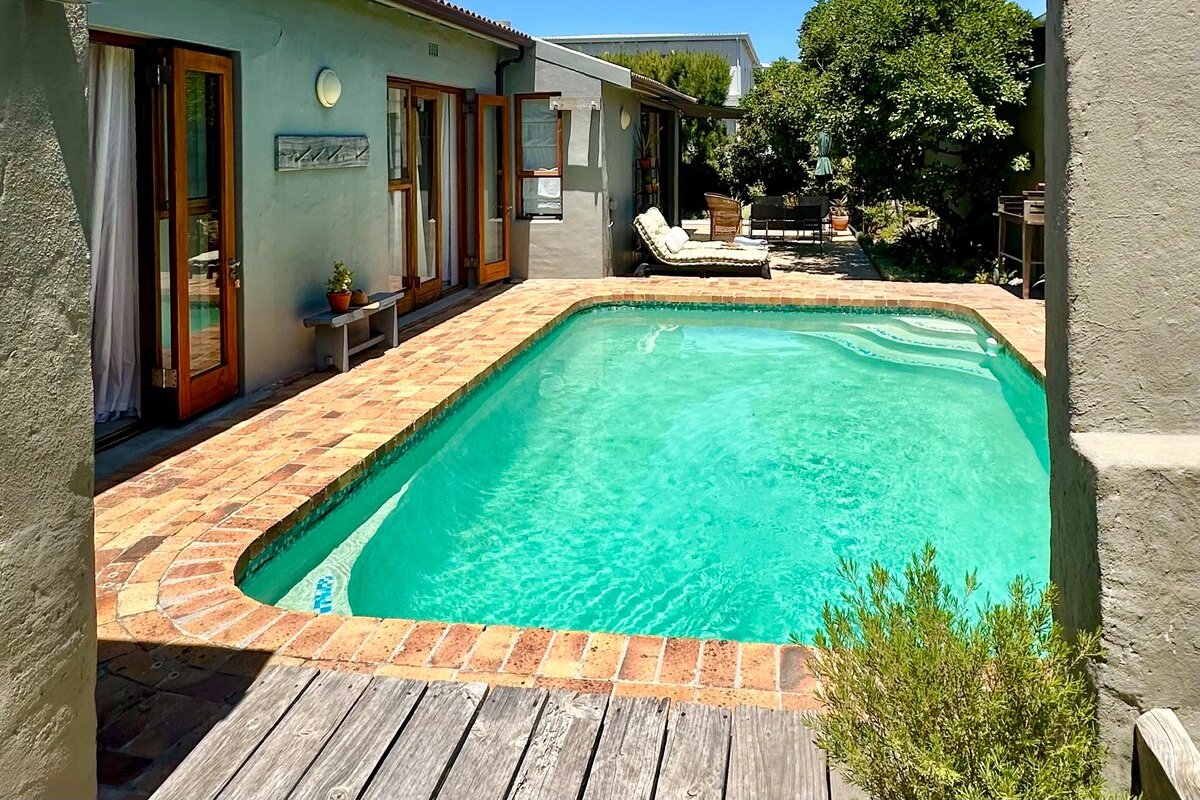 Large sunny open plan stylish home with fab garden gallery image 2