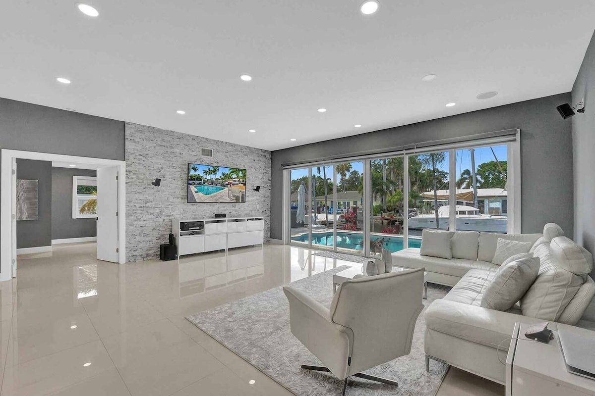 Modern – Heated pool – intercostal views gallery image 5