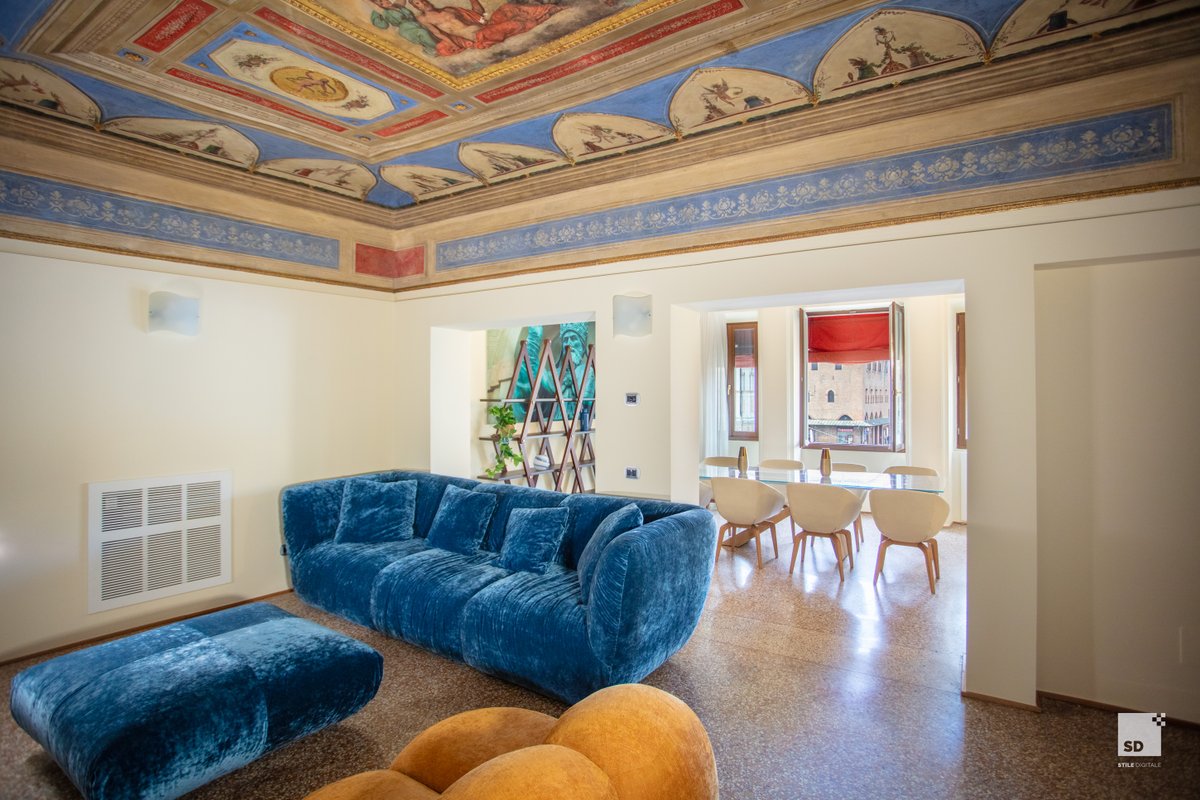 Urbanicooh Garisenda – Piazza Maggiore View