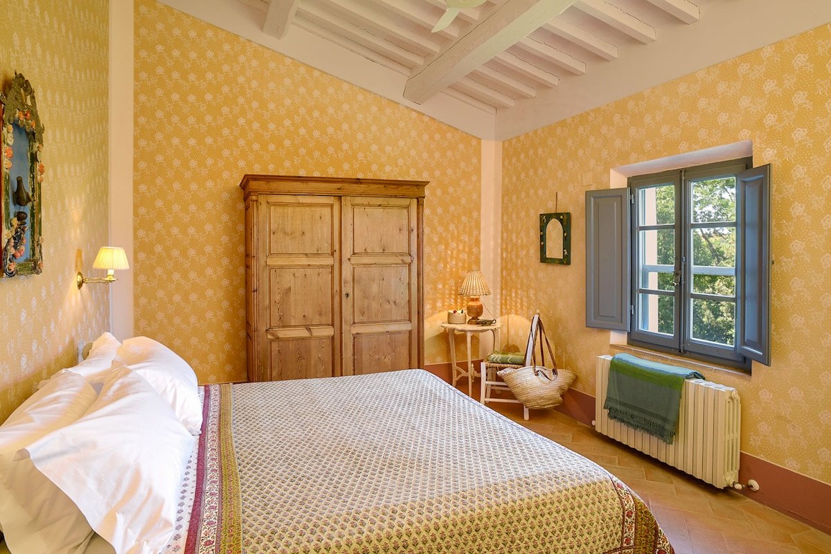 Farmhouse on top wine estate in Montepulciano gallery image 4