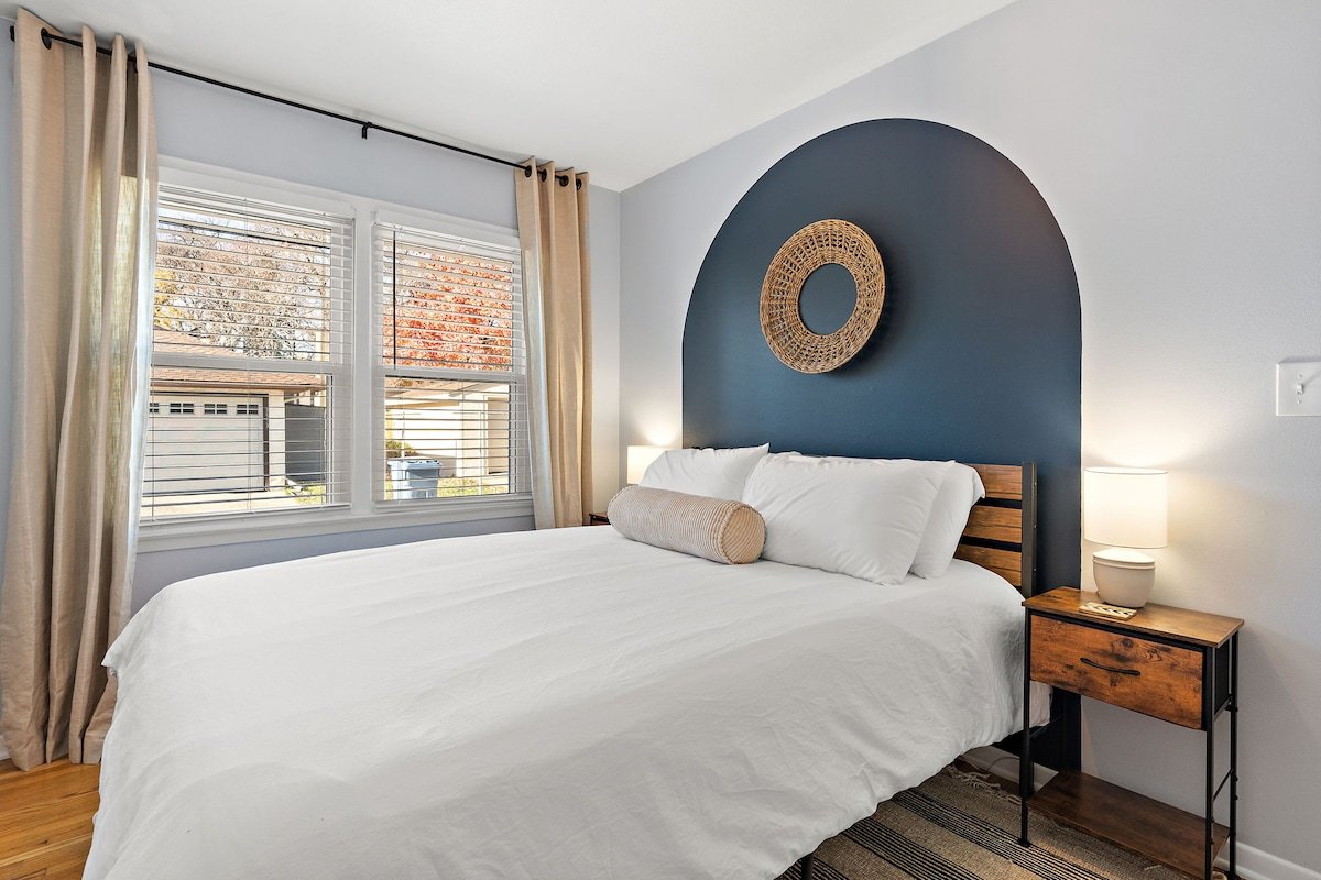 Sleek Scandi 4BR|Free Parking gallery image 2