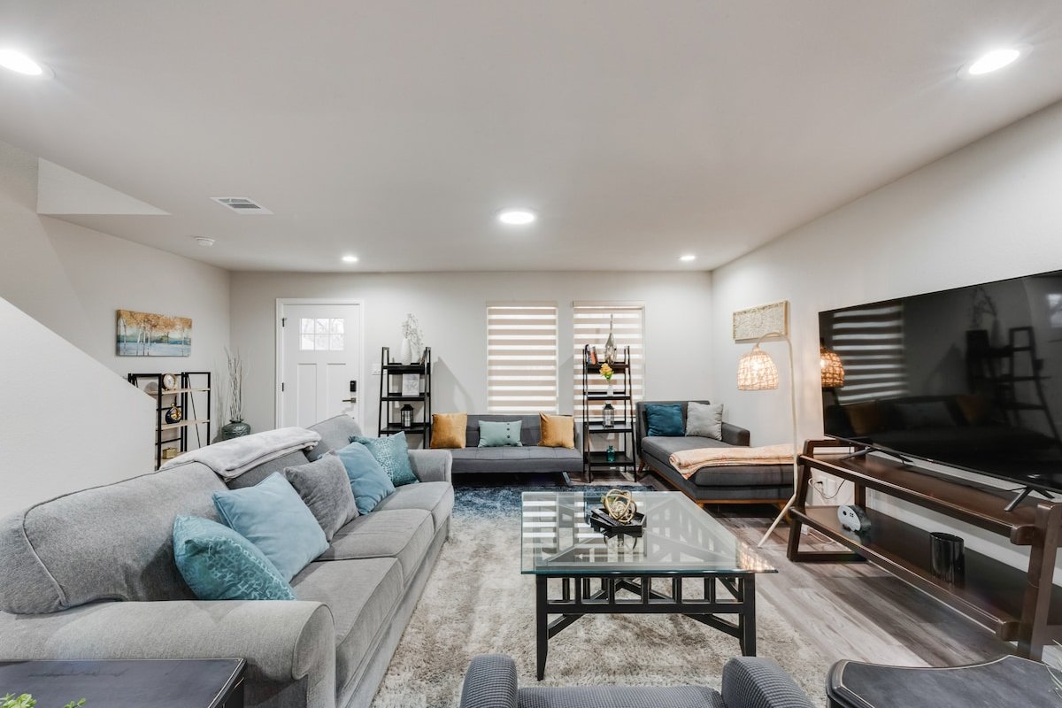 Happy big Home with 2 living area near Stockyards gallery image 2