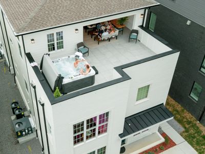 Two New Homes | 2mi to Broadway| Rooftop HotTub