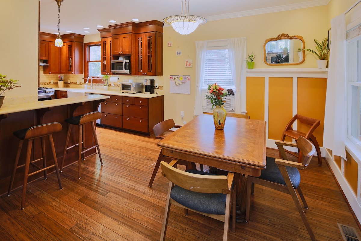 Gorgeous Bungalow with Hot Tub close to Downtown gallery image 4