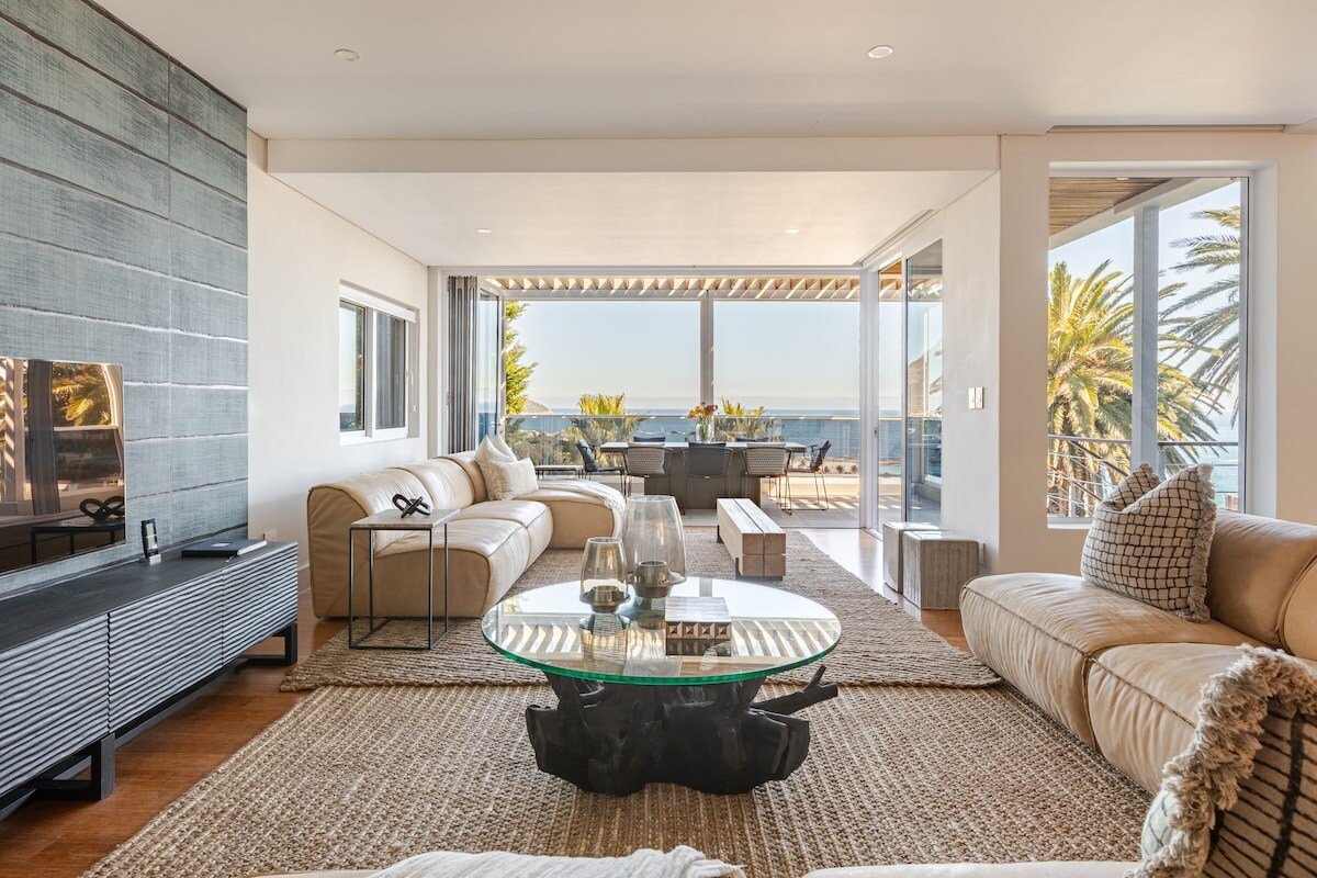 Modern Home 400m from the beach:gym, heated pool