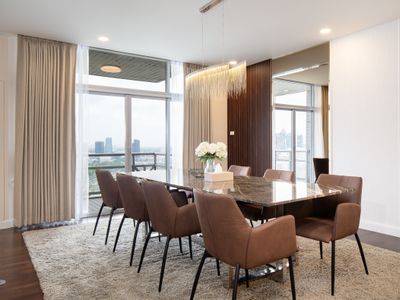 Luxury Condo, 30th fl, 201 Sq.M., 3 Beds, 3.5 Bath