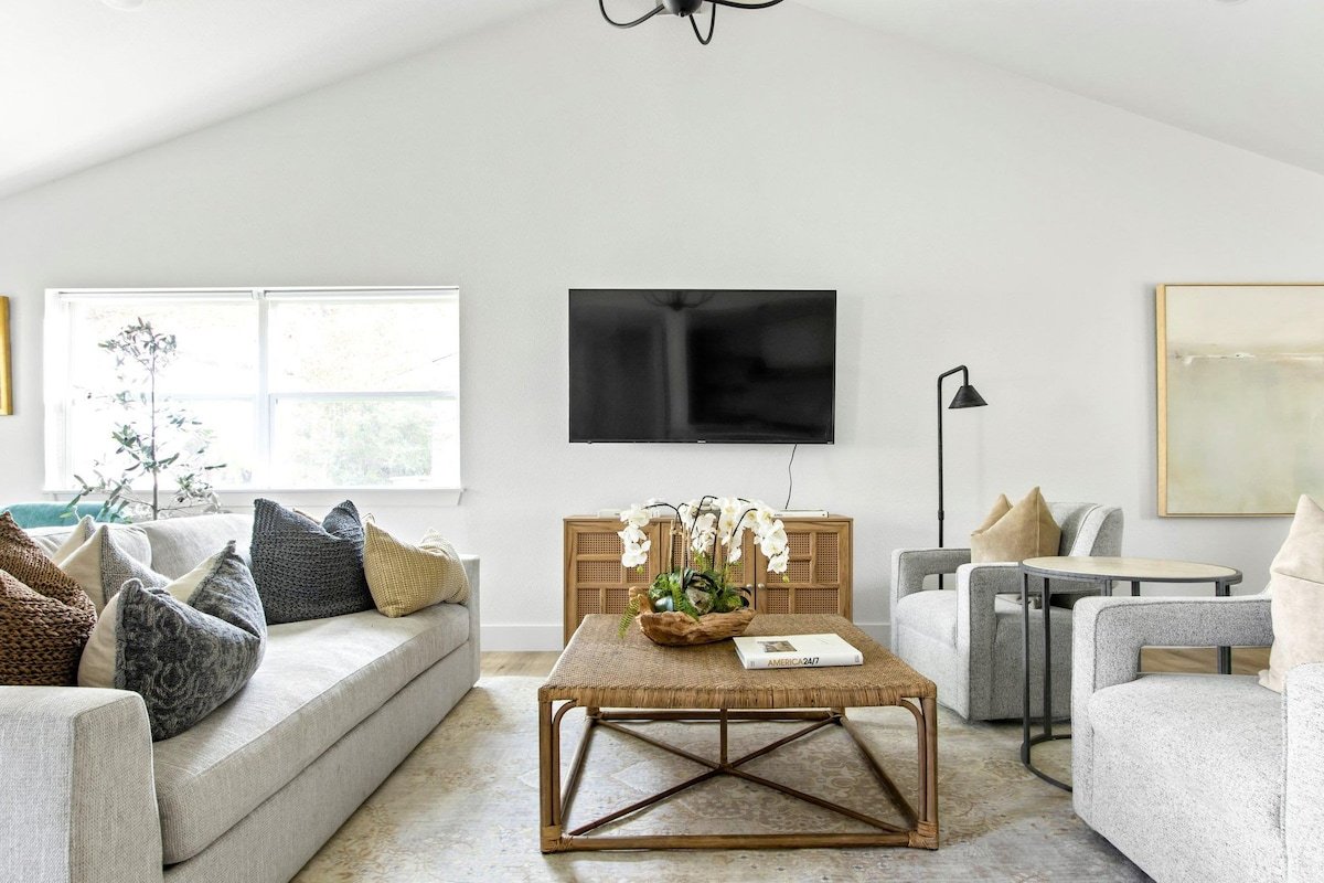 Coastal Modern Dream Home in Prime North Dallas gallery image 4