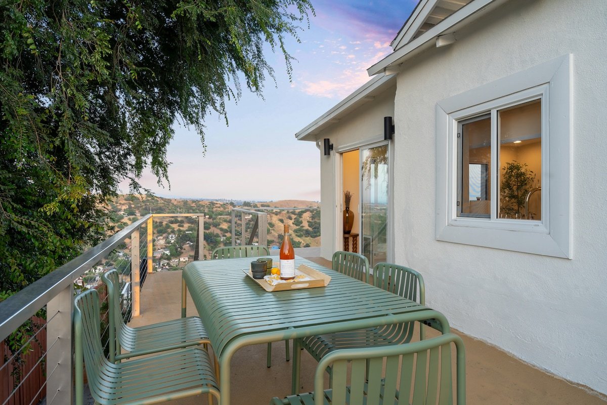 Skyline Sanctuary: Luxe Escape with Stunning Views gallery image 5