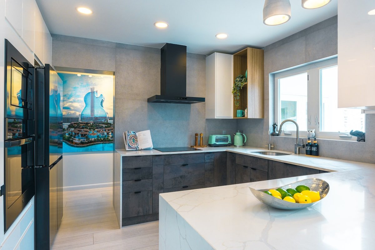 Upscale 3BR with Heated Pool & Billiards gallery image 2