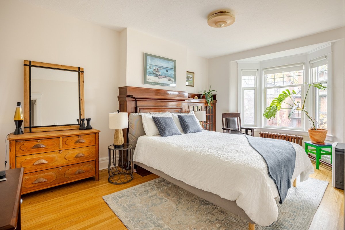 4BR 2BA Cozy Riverdale Gem |Danforth, Kid-Friendly gallery image 3