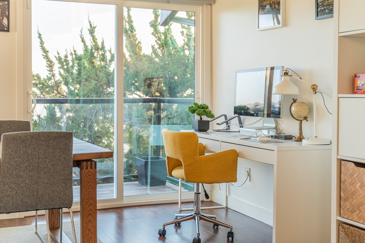 Stunning Modern Home with Amazing Views of Valley gallery image 4