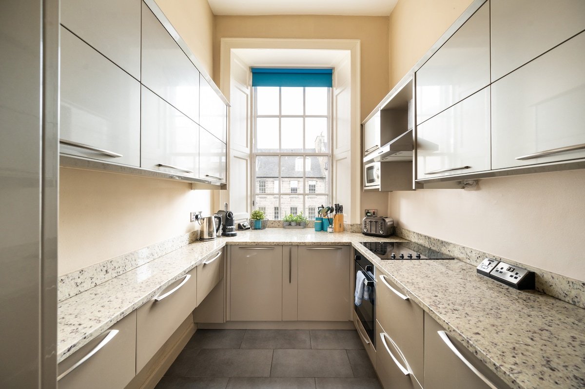 Lovely 4 Bedroom residence in New Town gallery image 5