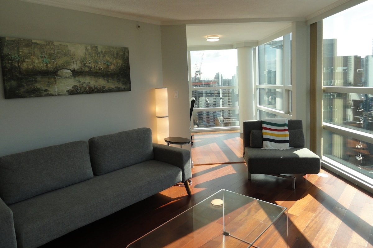 Home Theatre in the Air-Conditioned Suite Sixteen gallery image 5