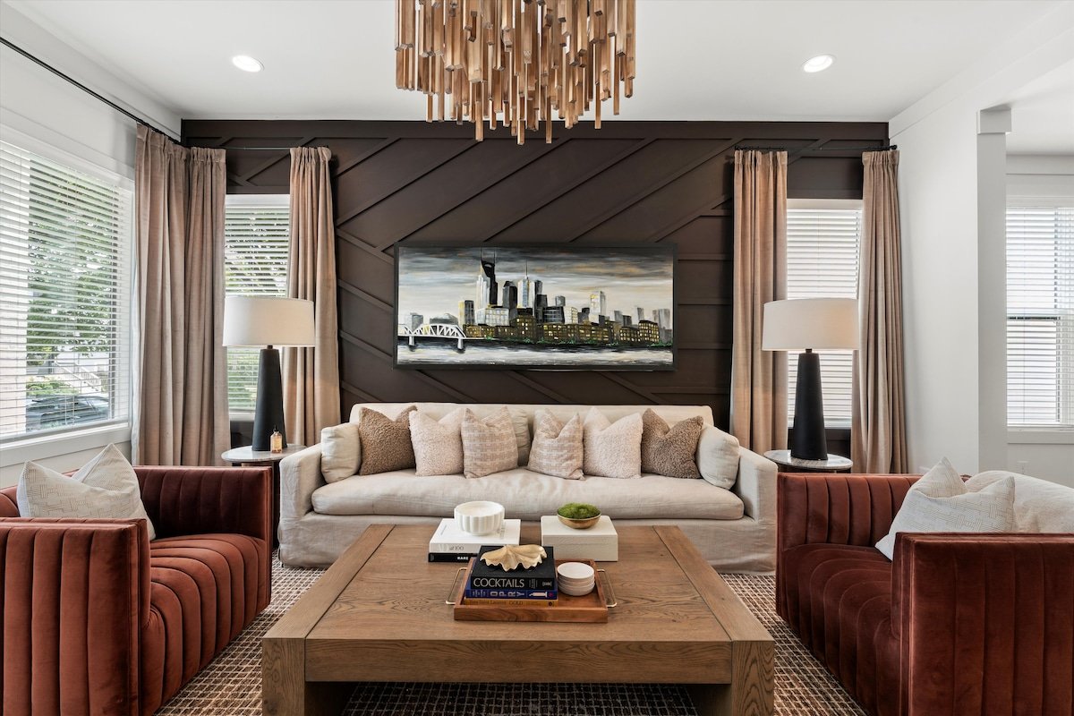 New Stunning 4BR | Mural • Rooftop • Shuffleboard gallery image 2