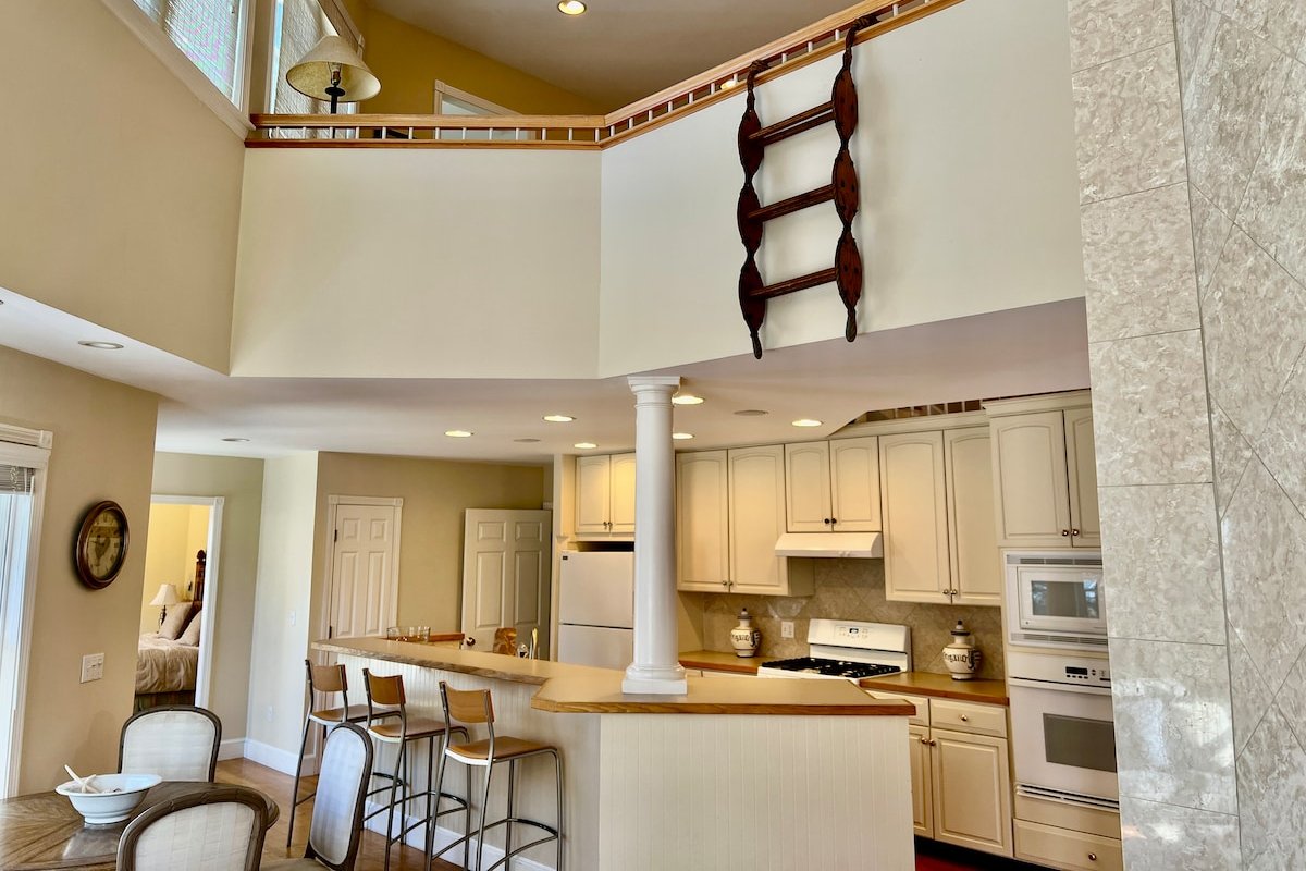 Walk to Beaches – Bright Seaside Home! gallery image 4