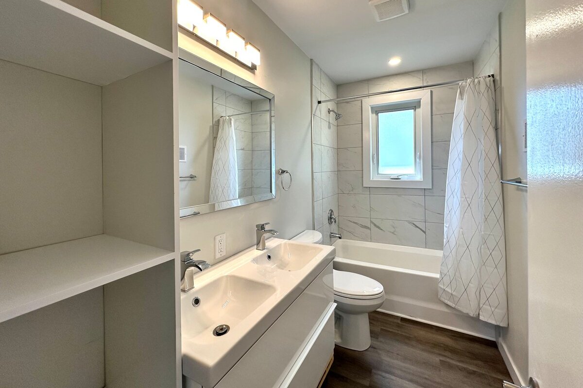 New Luxury 4 Bedroom Home (1800 sq ft) + parking gallery image 4