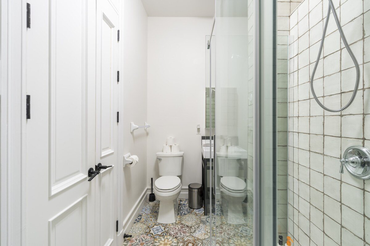 Galeria Duo: Spacious 7-Bedroom Retreat gallery image 5