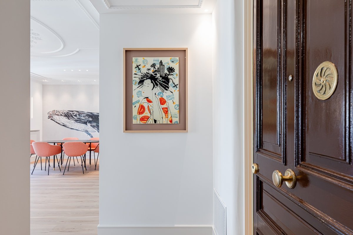 “The Whale” new, ac, design, spacious City Centre gallery image 3