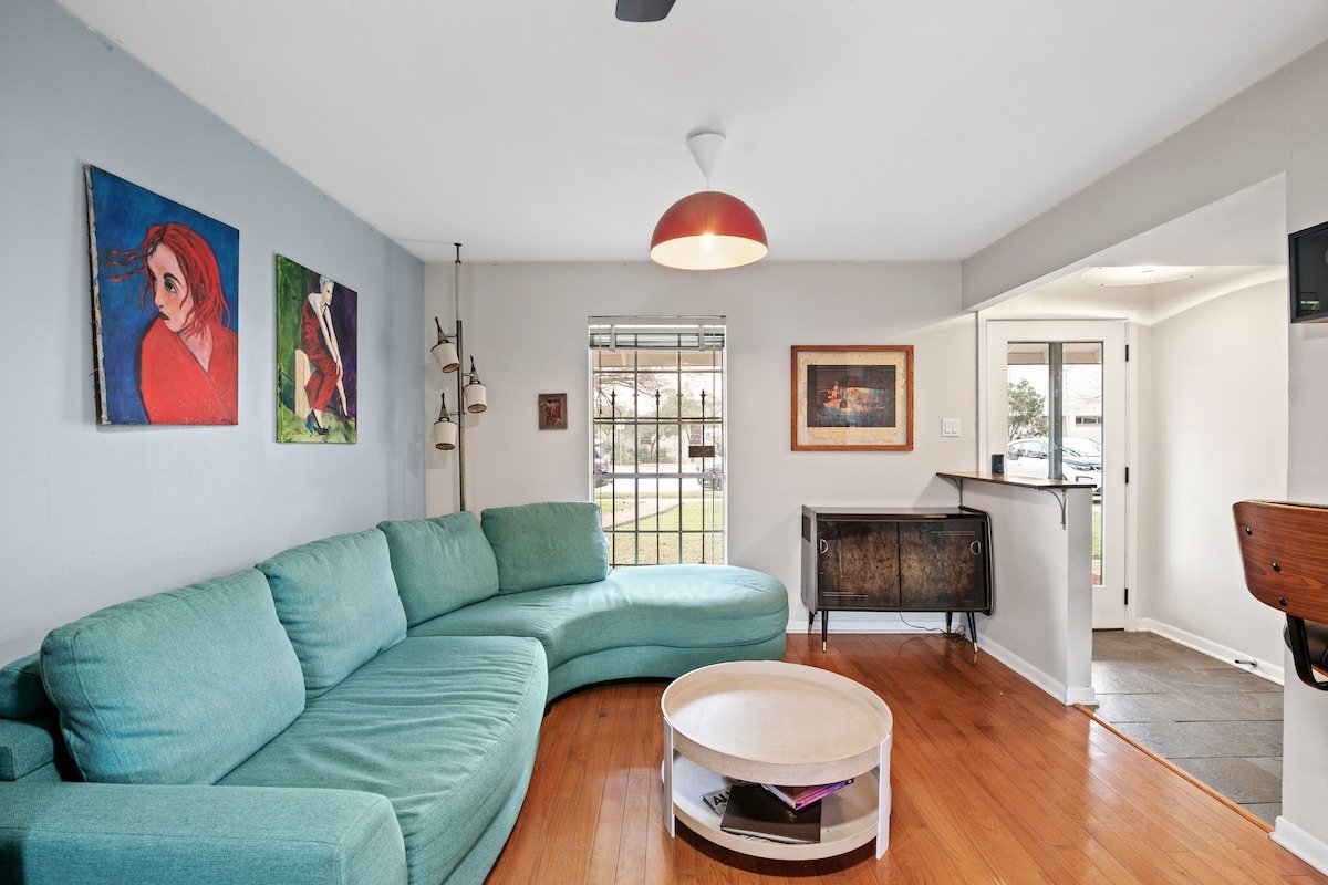 Huge 7 bed MCM House, Walk to Downtown! gallery image 2