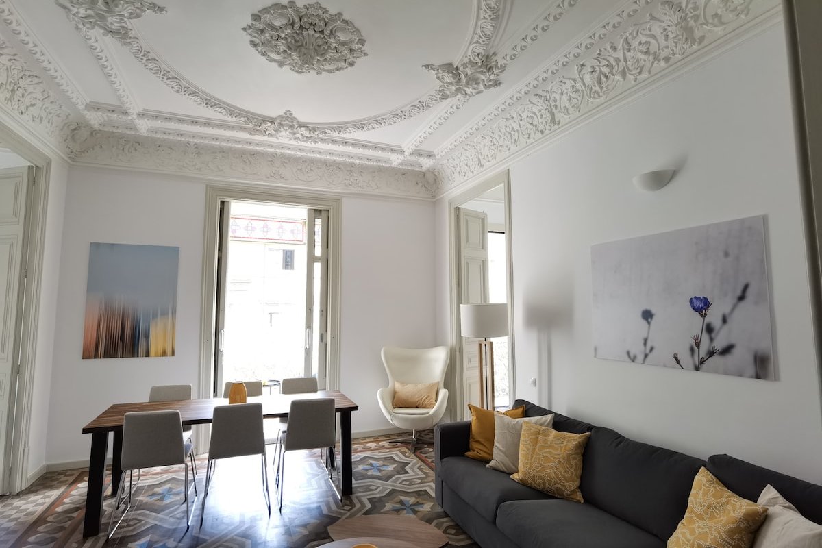 Elegant 3BR + Pool, A/C & Balconies – Center BCN gallery image 2