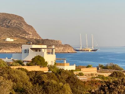 maison cycladique face à la mer