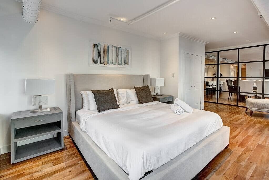 Luxurious Old Montreal Penthouse|6Beds|2BA|Sleeps gallery image 5