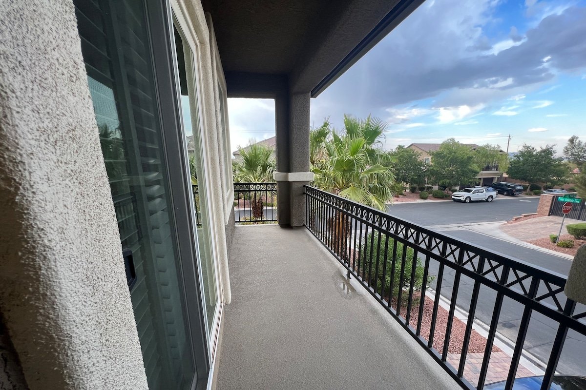 Pool, hot tub, putting green! gallery image 5