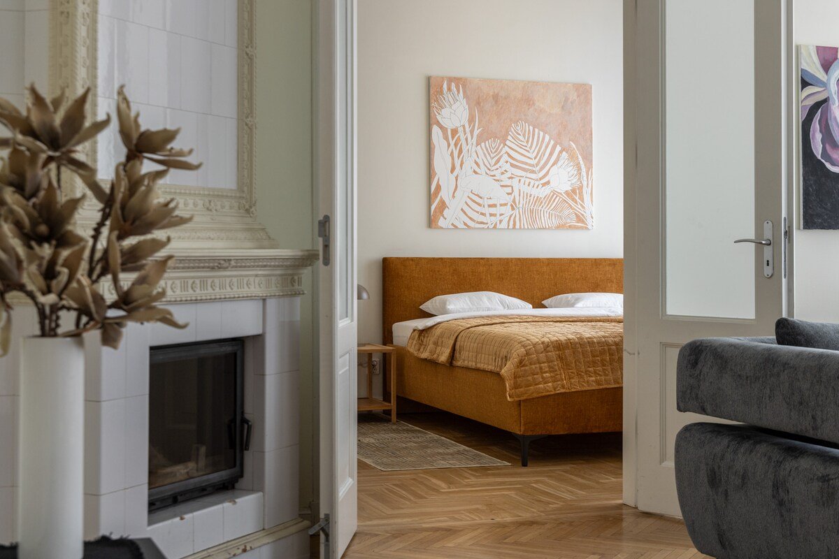 Spacious 3bd Old Town apartment with view & AC gallery image 5