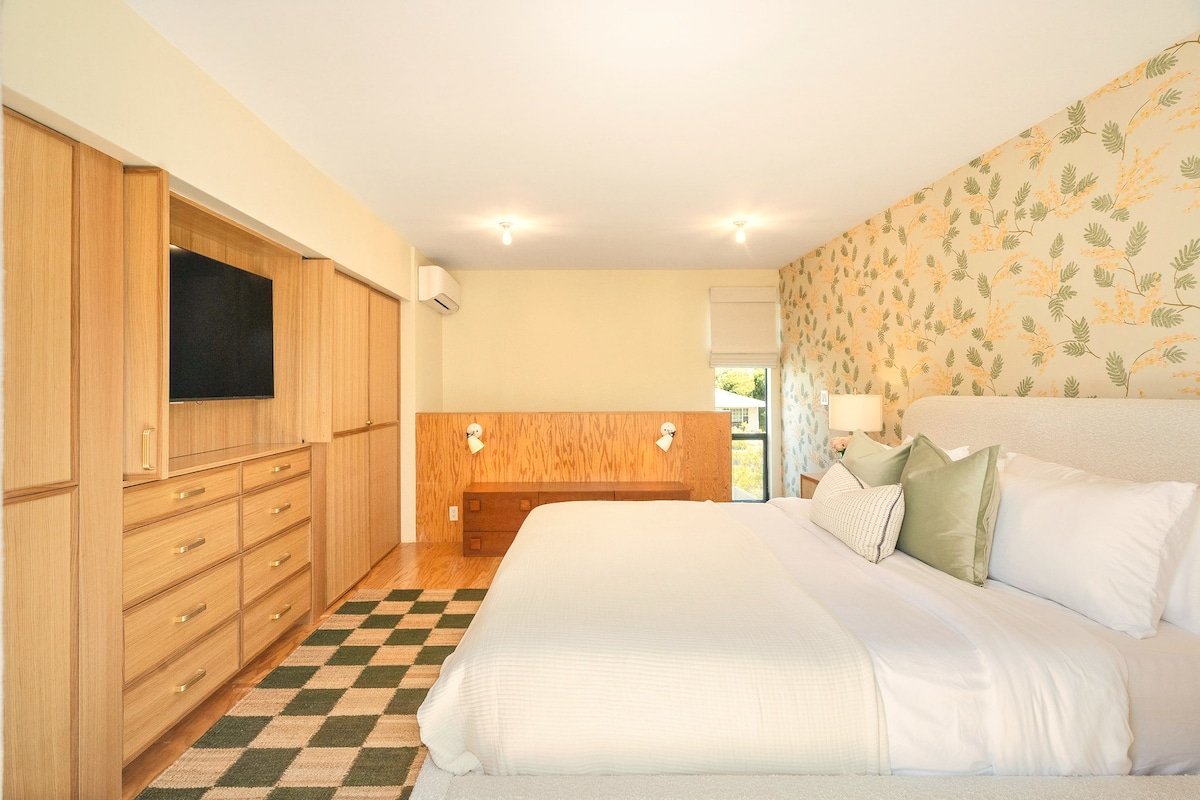 Sunshine Oasis – Luxury Westside Retreat gallery image 4