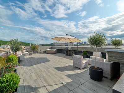 Luxury rooftop jacuzzi | AC | near center +parking