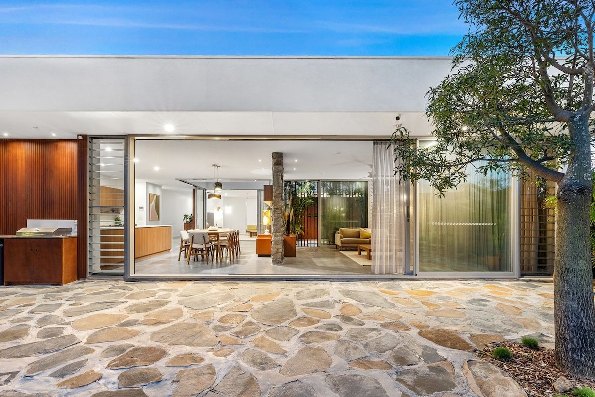 Hikari House – Beachfront home! gallery image 5