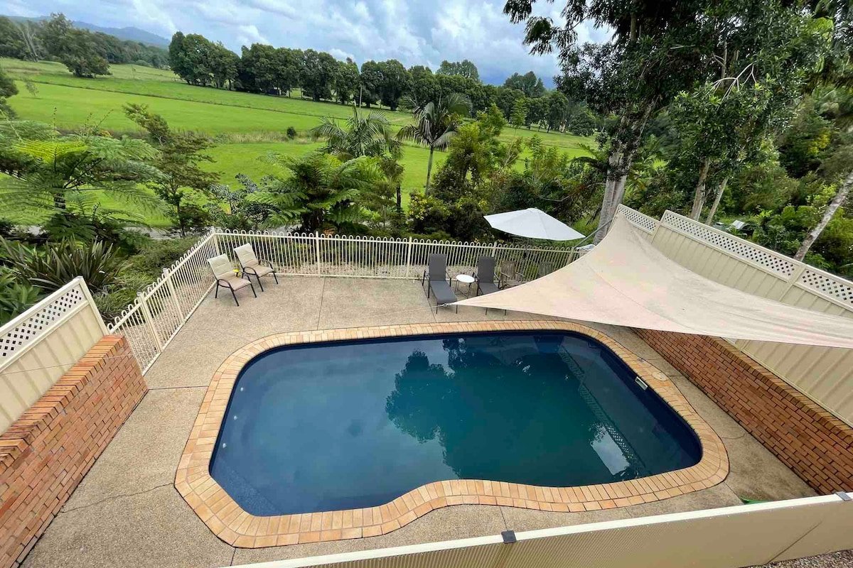 5 Bedroom house with a pool, deck and amazing view gallery image 5