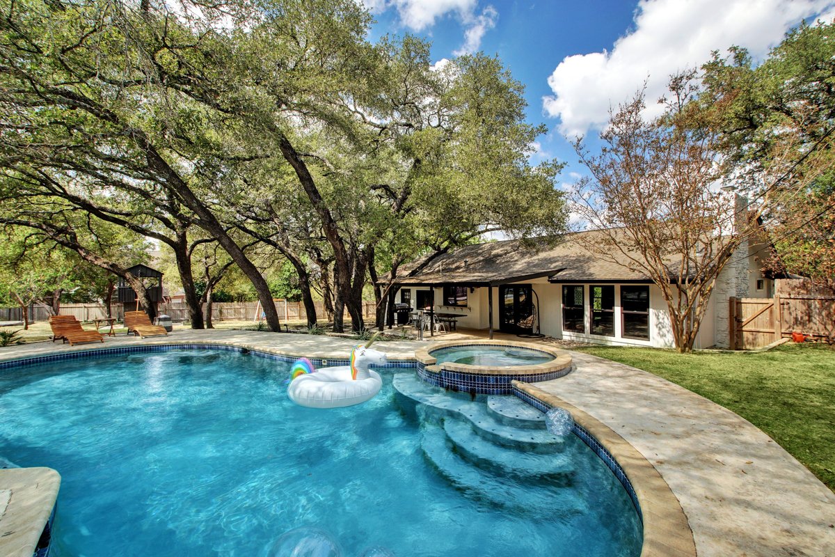 Austin Oasis: Pool, Pickleball, Hot Tub, Sleeps 10