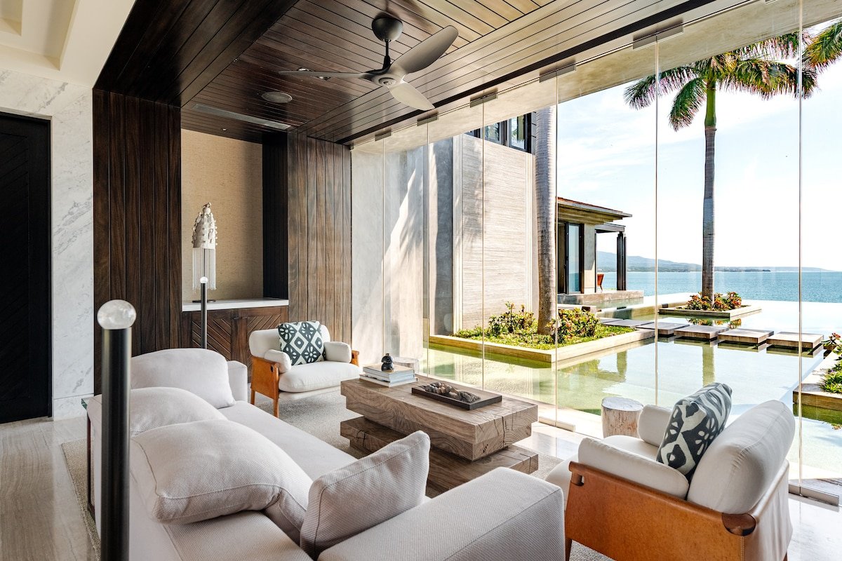 Exclusive Oceanfront Villa | Pool, Jacuzzi & Gym gallery image 3