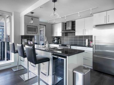 35th floor City/Water views DT Vancouver+Parking!