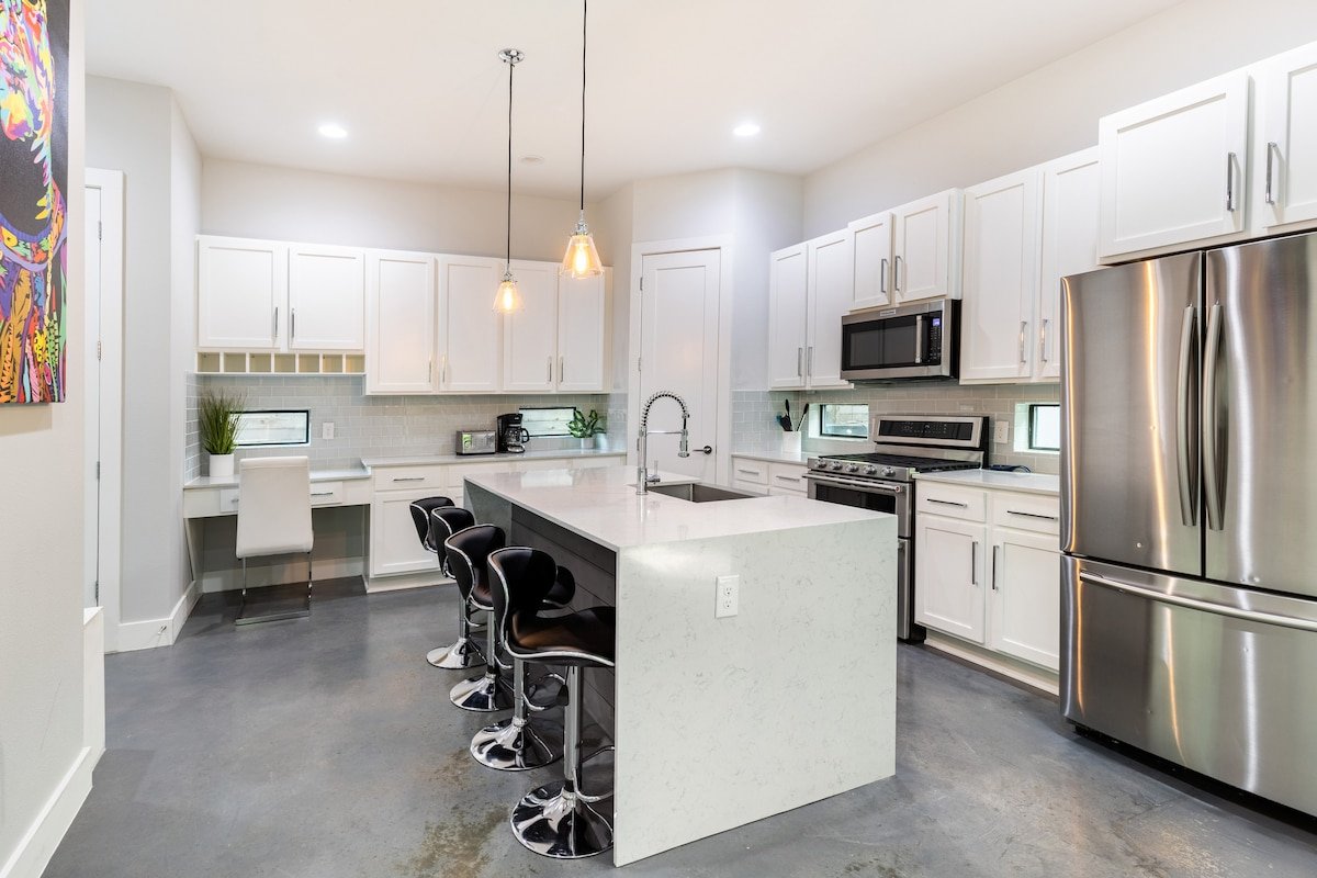 Downtown 6 Bedroom, Putting Green, Pool Table gallery image 3