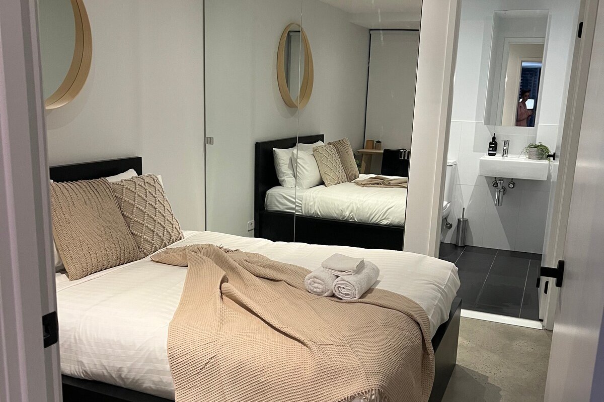 Melbourne Hot Spot – Lovely 2 Bedroom apartment gallery image 5