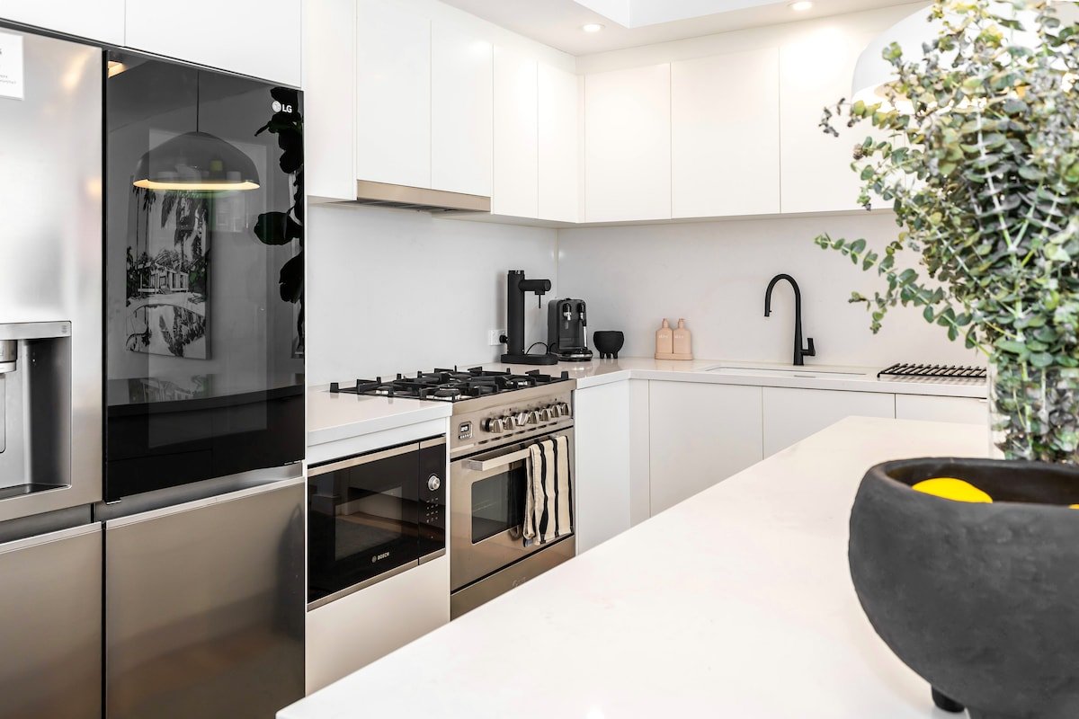 Bondi Beachside: renovated, 4bdrm, Pool, 2 Carpark gallery image 5