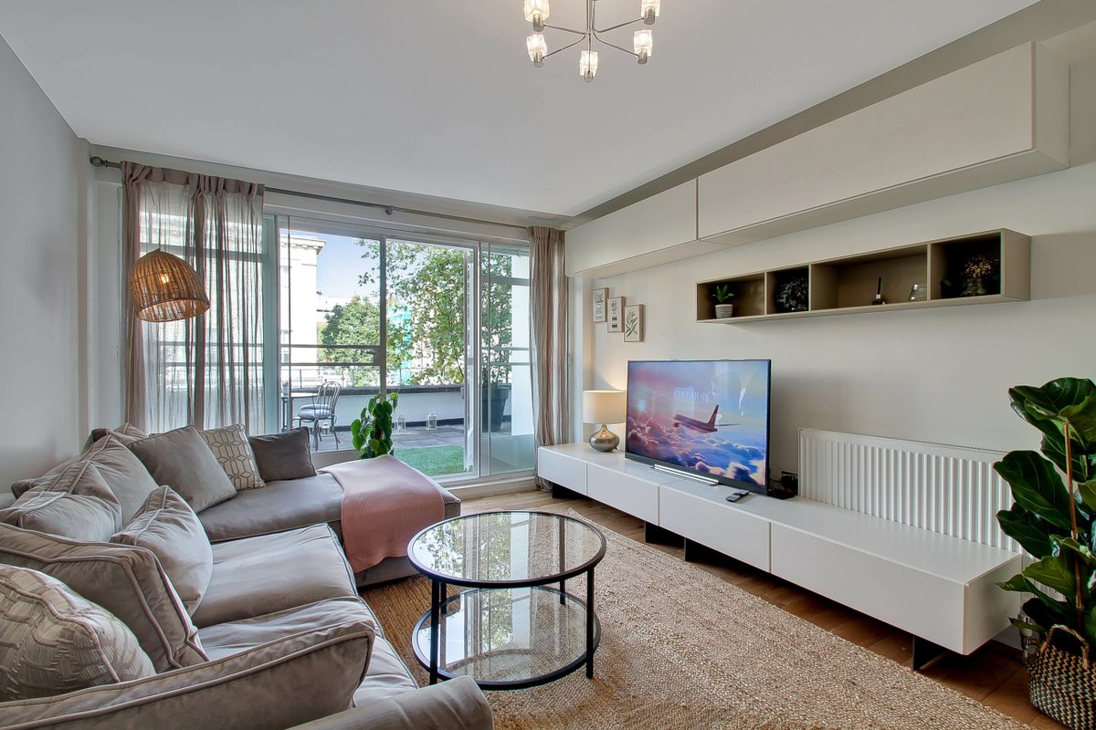 Fantastic Central Chelsea 3 Bed with Roof Terrace