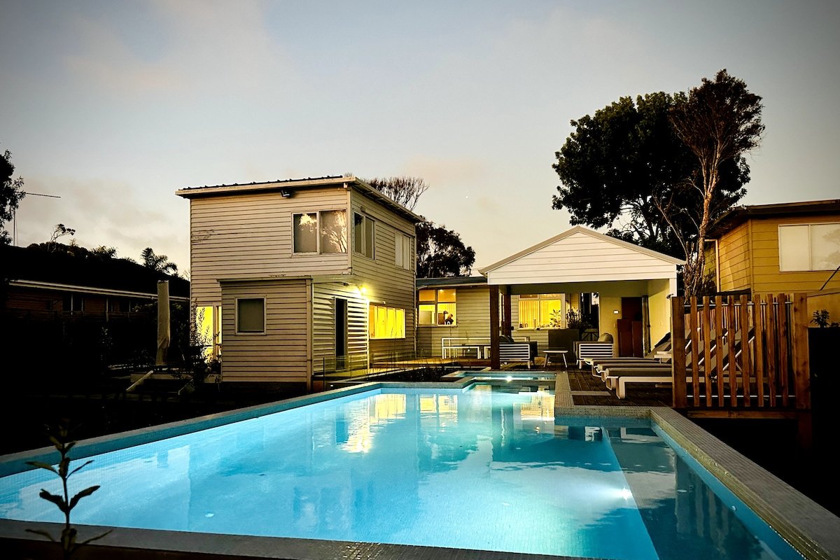 Resort Style 5 Bedroom Home in Old Torquay gallery image 2